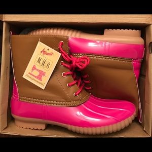 Avanti Duck Boots!! Brand New Size 9!